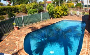 Swimming pool for guests at Lancaster Court Motel Annerley